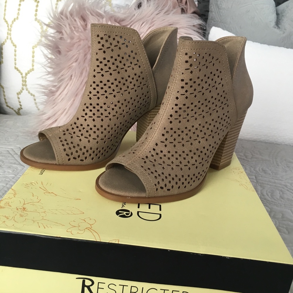 Restricted open toe boots - Picture 3 of 3
